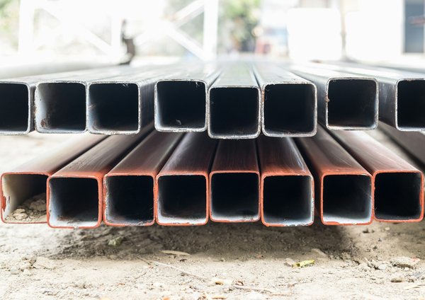 Tout savoir sur le tube acier carré : guide et applications